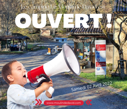 een kind spreekt in een megafoon om de opening aan te kondigen van de 4-sterren camping Le Moulin de David op zaterdag 02 april 2022